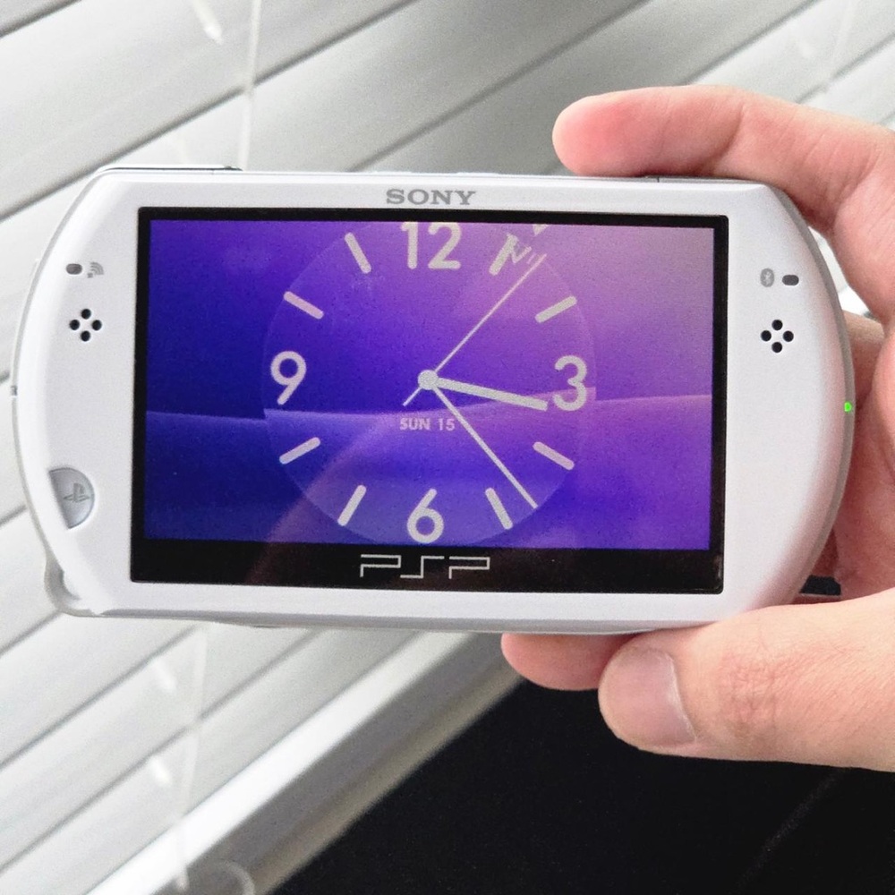Sony PSP Go 16GB Pearl White - Picture 12 of 12